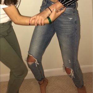 American Eagle ripped mom jeans. Great condition